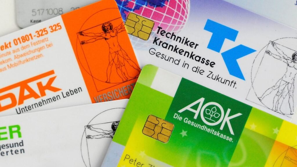 ARCHIV-ILLUSTRATION-Karten-von-gesetzlichen-Krankenkassen-liegen-in-Berlin-auf-einem-Tisch.jpg