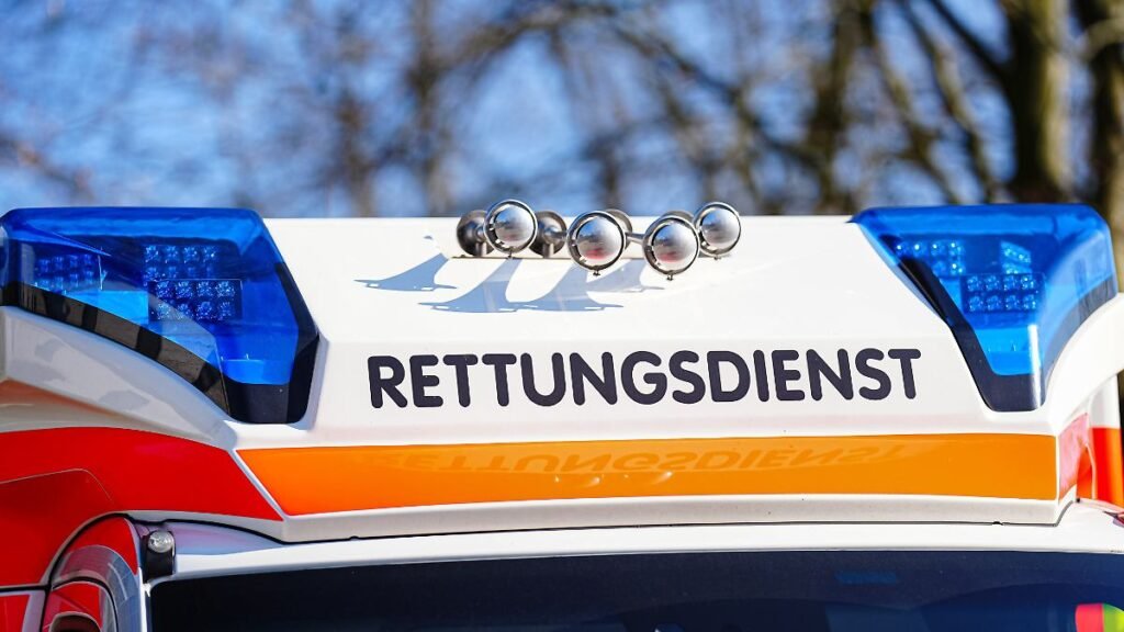 Aufschrift-Rettungsdienst-auf-Rettungswagen-mit-Blaulicht-Symbolfoto-Blaulicht-05-03.jpg
