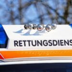 Aufschrift-Rettungsdienst-auf-Rettungswagen-mit-Blaulicht-Symbolfoto-Blaulicht-05-03.jpg