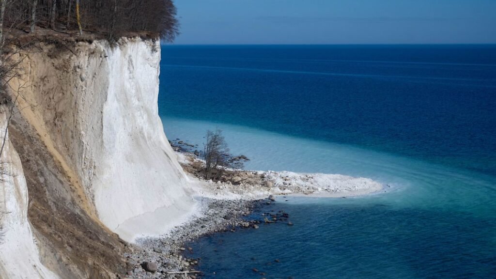 Blick-ueber-den-Strand-der-Steilkueste-des-Nationalparks-Jasmund-zum-Kreideklippenabbruch-auf-der-In.jpeg