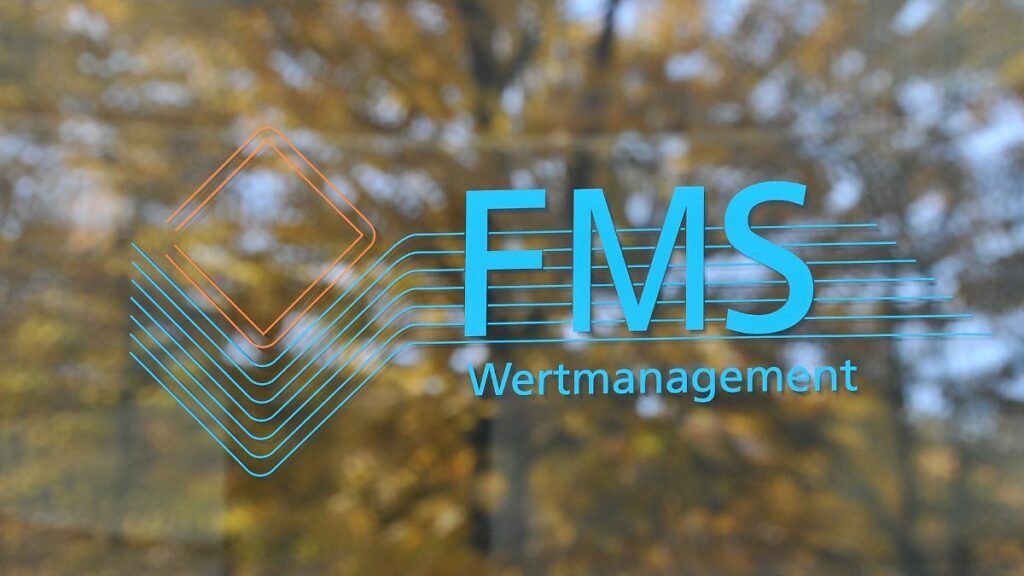 Der-Schriftzug-von-FMS-Wertmanagement-der-sogenannten-Bad-Bank-der-verstaatlichten-Immobilienbank-Hy.jpeg