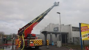 Die-Feuerwehr-loescht-einen-Brand-in-einem-Club-Hunderte-Feiernde-retteten-sich-ins-Freie.jpg