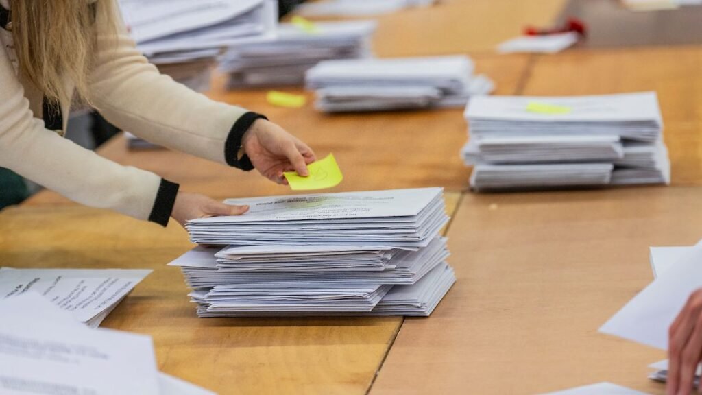 Die-Stimmauszaehlung-im-Briefwahlzentrum-in-den-Messehallen-in-Frankfurt-startet-fuer-die-Kommunalwa.jpeg