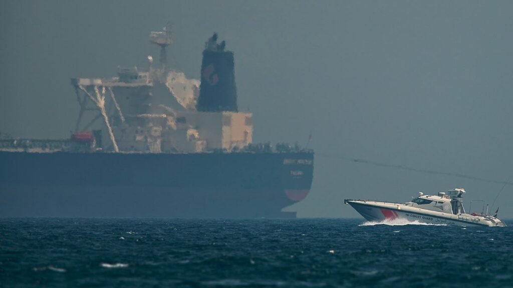 Ein-Boot-der-Kuestenwache-der-Vereinigten-Arabischen-Emirate-passiert-einen-Oeltanker-Nach-Berichten.jpeg
