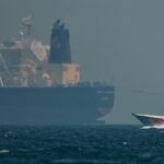 Ein-Boot-der-Kuestenwache-der-Vereinigten-Arabischen-Emirate-passiert-einen-Oeltanker-Nach-Berichten.jpeg