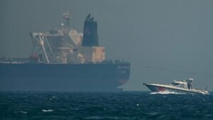 Ein-Boot-der-Kuestenwache-der-Vereinigten-Arabischen-Emirate-passiert-einen-Oeltanker-Nach-Berichten.jpeg