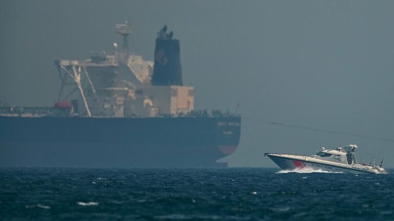Ein-Boot-der-Kuestenwache-der-Vereinigten-Arabischen-Emirate-passiert-einen-Oeltanker-Nach-Berichten.jpeg