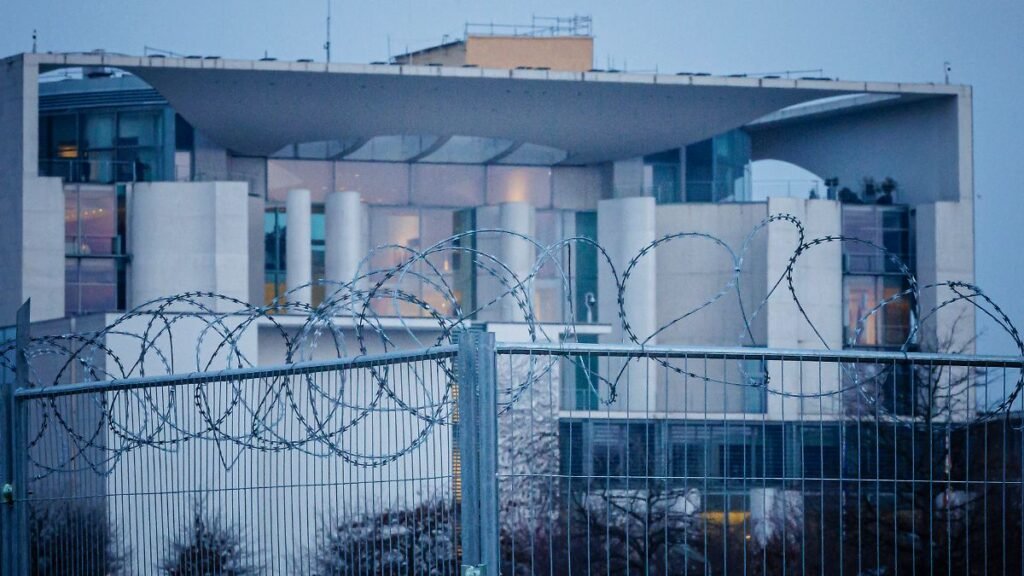 Ein-mit-Stacheldraht-behangener-Bauzaun-steht-am-fruehen-Morgen-vor-dem-Bundeskanzleramt-Berlin-10-0.jpeg