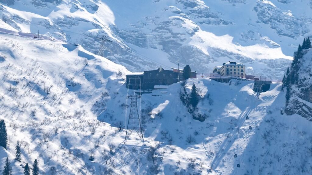 Eine-Ansicht-auf-die-Zwischenstation-Truebsee-der-Gondelbahn-Engelberg-Titlis-Express-nach-dem-auf-T.jpeg