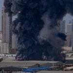 Eine-schwarze-Rauchwolke-steigt-aus-einem-Lagerhaus-im-Industriegebiet-von-Sharjah-City-in-den-Verei.jpeg
