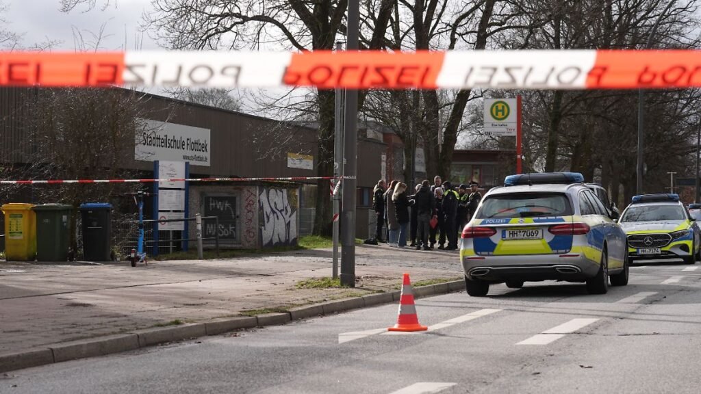 Einsatzkraefte-der-Polizei-sichern-den-Tatort-nach-einem-Messerangriff-vor-der-Stadtteilschule-Flott.jpeg