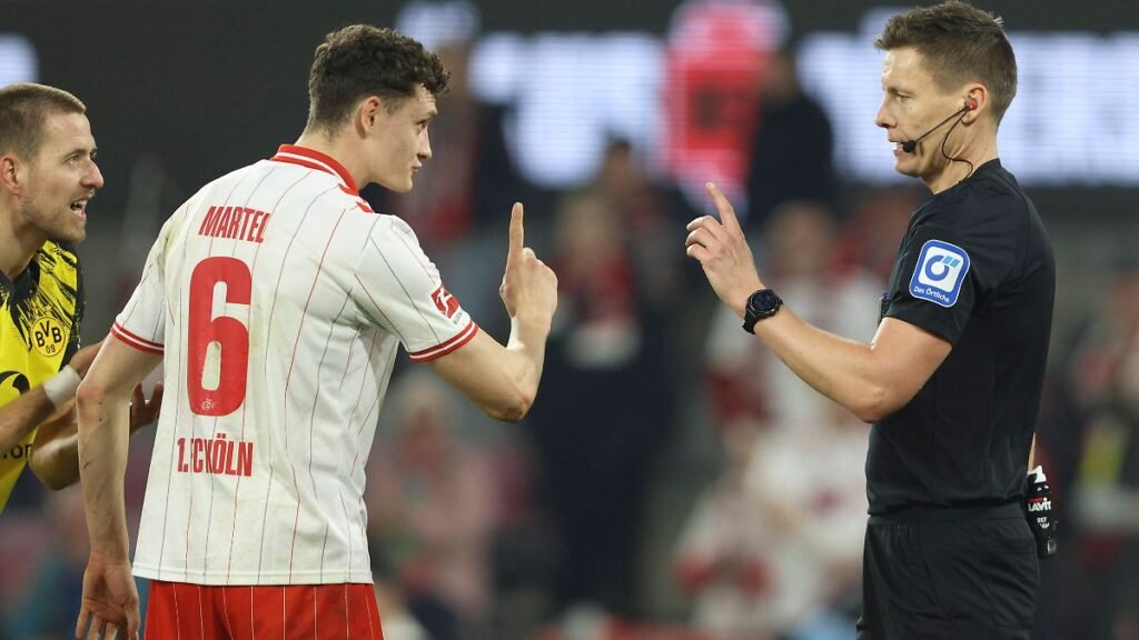 Eric-Martel-1-FC-Koeln-und-Schiedsrichter-Daniel-Siebert-diskutieren-Diskussion-waehrend-des-Spiels.jpeg