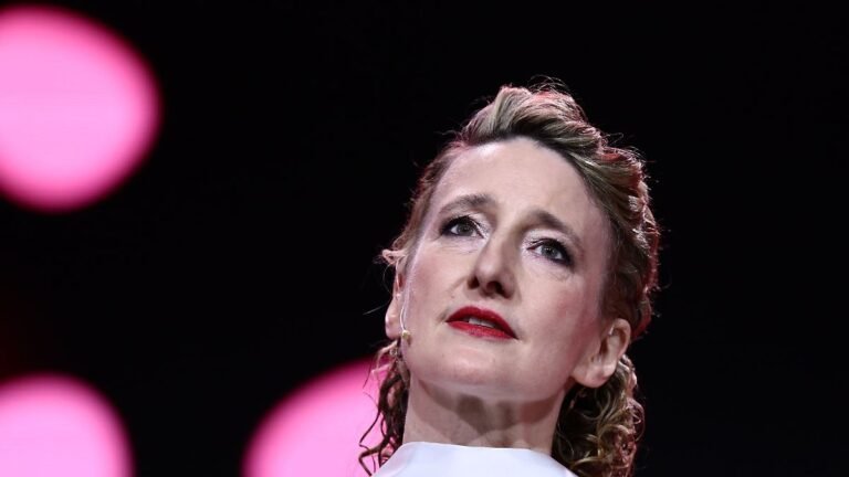 Festivalchefin-Tricia-Tuttle-steht-waehrend-der-Preisverleihung-bei-der-Abschlussgala-im-Berlinale-P.jpeg