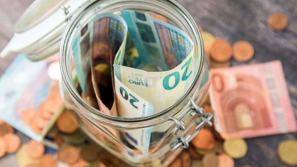 Geld-in-die-Spardose-stecken-war-mal-Inzwischen-gibt-es-wieder-attraktive-Konditionen-fuer-Tages-und.jpeg