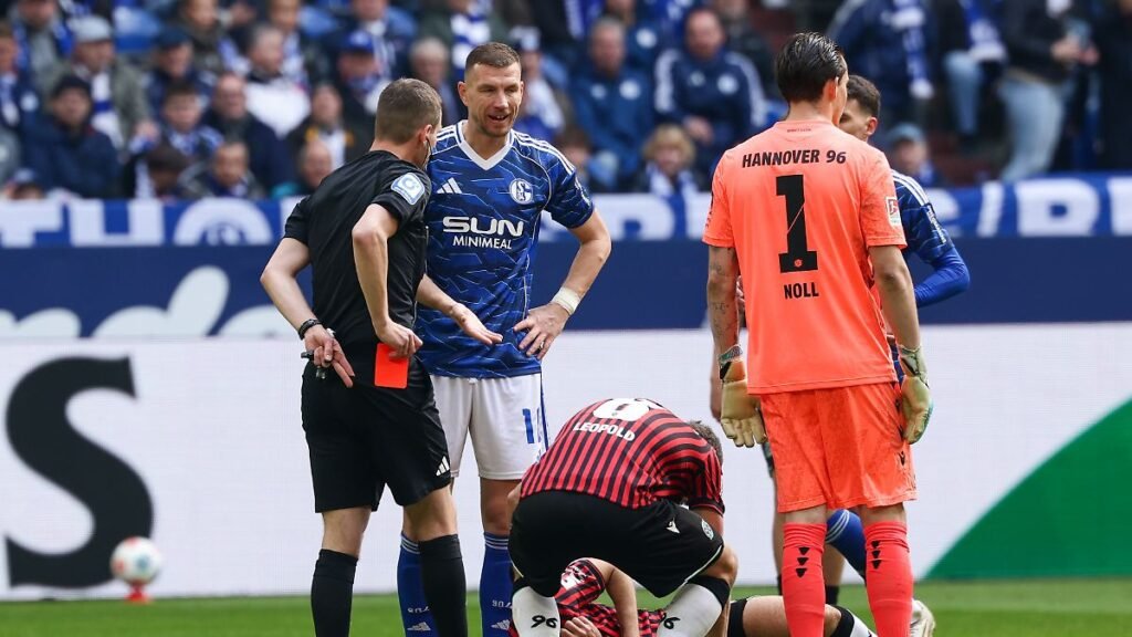 Gelsenkirchen-Germany-15-03-26-Schiedsrichter-referee-Robin-Braun-zeigt-Edin-Dzeko-Schalke-04-die-ro.jpeg