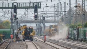 Gleisarbeiten-werden-auf-der-Riedbahnbaustelle-am-Bahnhof-Gernsheim-ausgefuehrt.jpg