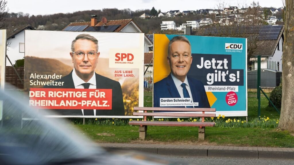 Grossflaechen-Wahlplakate-der-SPD-mit-Ministerpraesident-Alexander-Schweitzer-links-und-der-CDU-mit.jpeg