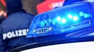 Hella-Blaulicht-von-einem-Polizeiauto-Polizeiensatz-Einsatzfahruegt-Gemeinsamen-Terrorabwehruebung-d.jpeg