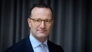 Jens-Spahn-CDU-Vorsitzender-der-CDU-CSU-Bundestagsfraktion-steht-vor-einem-Gespraech-mit-der-Deutsch.jpeg