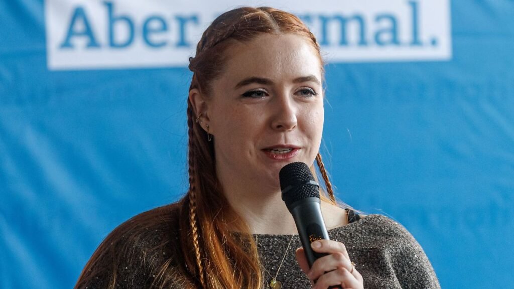 Julia-Gehrckens-AfD-Mitglied-des-Bundesvorstands-der-Generation-Deutschland-spricht-auf-der-Gruendun.jpeg