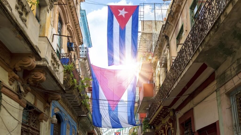 Malerische-farbenfrohe-Strassen-von-Alt-Havanna-im-historischen-Zentrum-von-Havanna-Vieja-in-der-Nae.jpeg