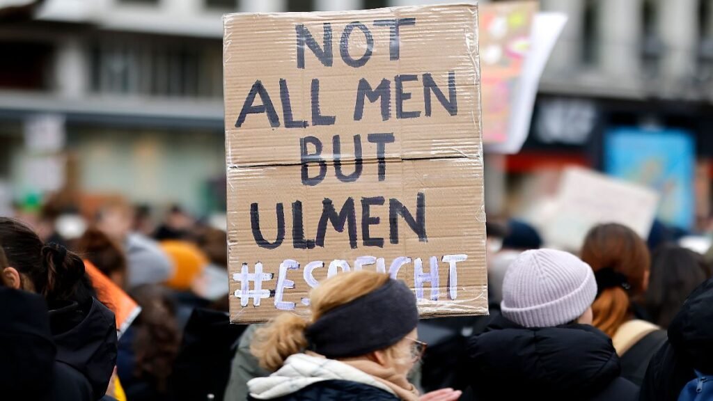 Mehrere-Tausend-Menschen-nehmen-an-einer-Demonstration-Gegen-Patriarchale-Gewalt-teil-Mit-Schildern.jpeg
