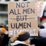 Mehrere-Tausend-Menschen-nehmen-an-einer-Demonstration-Gegen-Patriarchale-Gewalt-teil-Mit-Schildern.jpeg