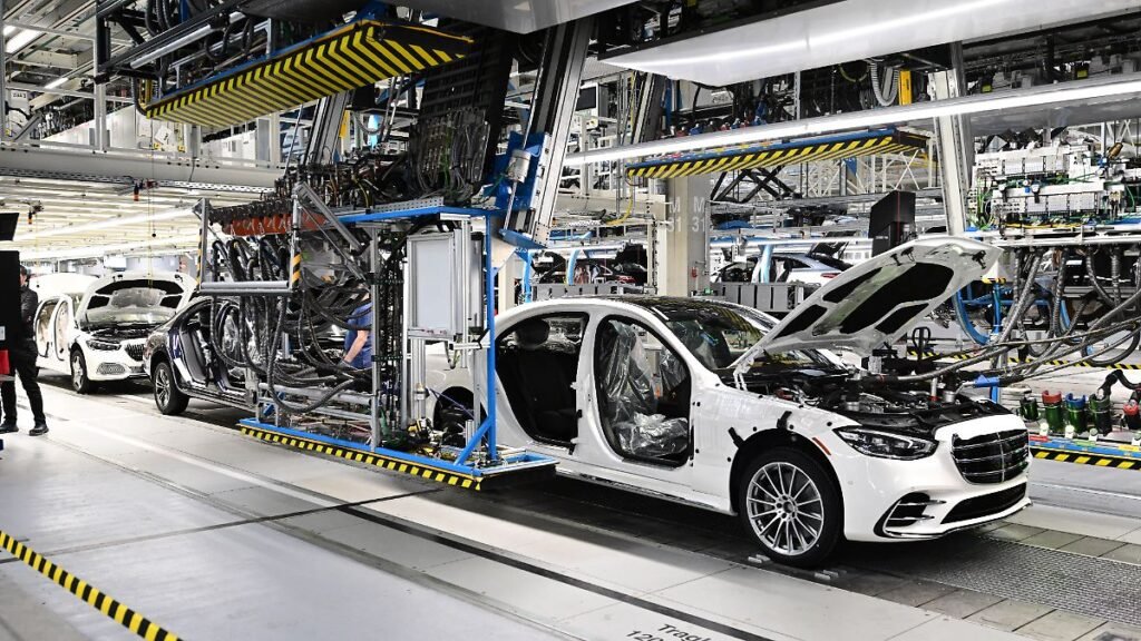 Mitarbeiter-des-Stuttgarter-Autoherstellers-Mercedes-Benz-arbeiten-in-der-Factory-56-im-Merecdes-Ben.jpeg