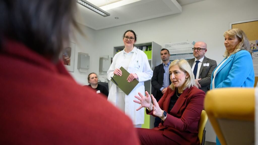 Nina-Warken-CDU-M-Bundesgesundheitsministerin-spricht-waehrend-des-Besuchs-im-Uniklinikum-Dresden-mi.jpeg