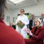 Nina-Warken-CDU-M-Bundesgesundheitsministerin-spricht-waehrend-des-Besuchs-im-Uniklinikum-Dresden-mi.jpeg