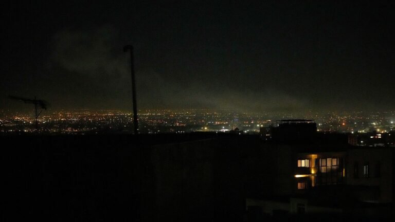 Rauch-steigt-nach-einer-Explosion-ueber-Teheran-auf.jpg