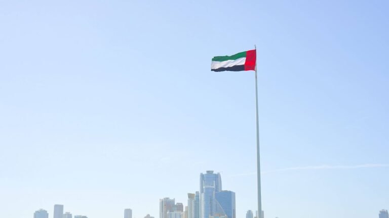 SHARJAH-VAE-14-Februar-2023-Flagge-der-Vereinigten-Arabischen-Emirate-in-Sharjah-an-der-Kueste-SHARJ.jpeg