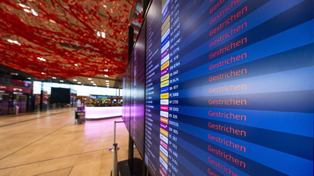Stornierte-bzw-annulierte-Fluege-auf-einem-Display-im-Terminal-waehrend-eines-Warnstreik-am-Flughafe.jpeg