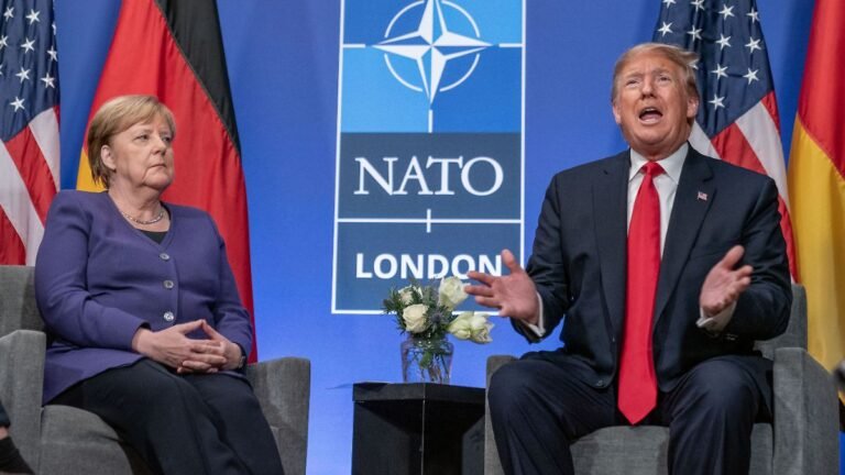 US-Praesident-Donald-Trump-sitzt-neben-Bundeskanzlerin-Angela-Merkel-CDU-zu-Beginn-eines-Bilateralen.jpeg