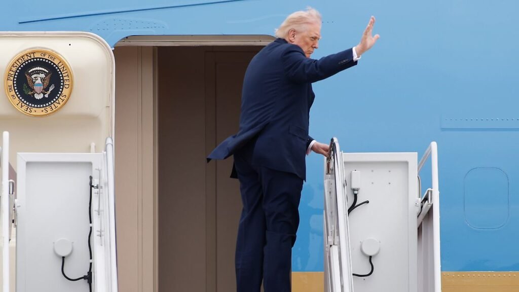 US-Praesident-Donald-Trump-winkt-bevor-er-an-Bord-der-Air-Force-One-auf-der-Joint-Base-Andrews-geht.jpeg