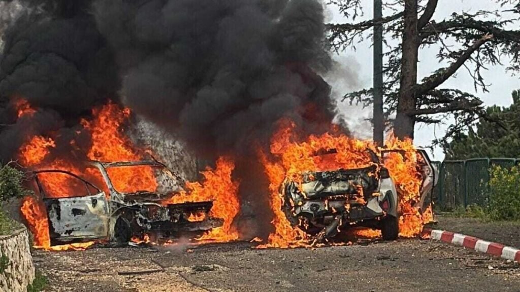 Zwei-Fahrzeuge-gehen-nach-Raketenangriff-auf-Israels-Norden-in-Flammen-auf-Mindestens-ein-Mensch-wur.jpeg