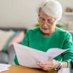 aeltere-frau-prueft-ein-dokument-symbolbild-die-muetterrente-wird-ein-weiteres-mal-aufgestockt.jpg