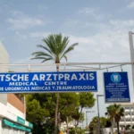 aerztestreik-auf-mallorca-mediziner-protestieren-mit-massiven-arbeitsniederlegungen-gegen-schlechte.webp