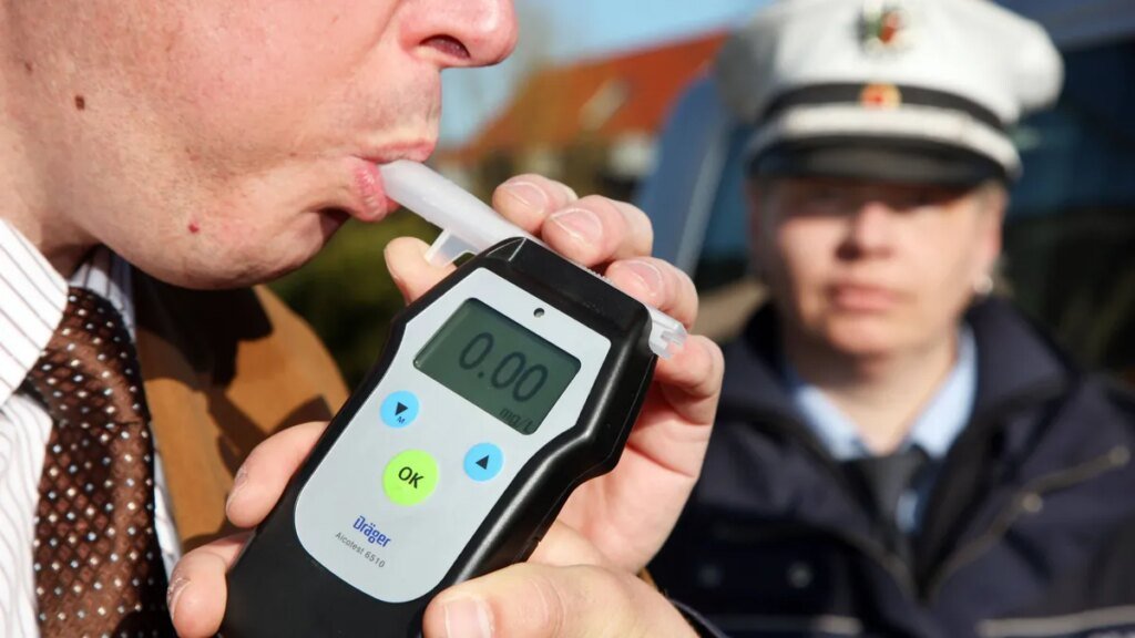 alkoholkontrolle-bei-einem-autofahrer-mit-einem-atemalkohol-messgeraet-in-mettmann.jpg