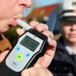 alkoholkontrolle-bei-einem-autofahrer-mit-einem-atemalkohol-messgeraet-in-mettmann.jpg