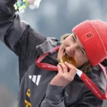 anna-lena-forster-mit-ihrer-naechsten-goldmedaille-die-deutsche-monoskifahrerin-ist-in-cortina-d-amp.webp