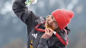 anna-lena-forster-mit-ihrer-naechsten-goldmedaille-die-deutsche-monoskifahrerin-ist-in-cortina-d-amp.webp