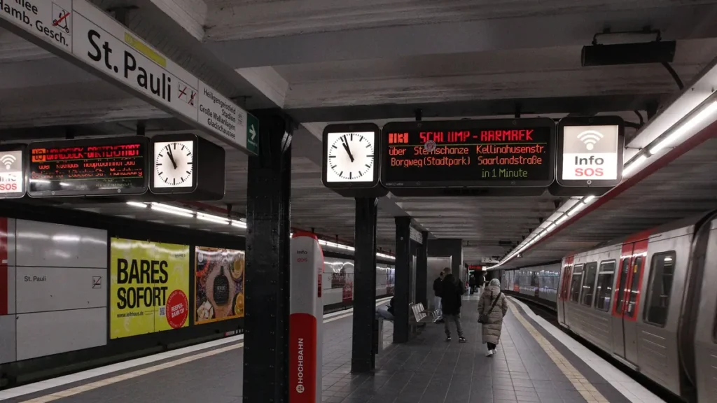 anzeigetafeln-mit-analoger-uhr-an-der-u-bahn-station-st-pauli-die-bisherigen-anzeigen-haben-ausgedie.webp