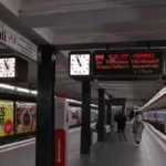 anzeigetafeln-mit-analoger-uhr-an-der-u-bahn-station-st-pauli-die-bisherigen-anzeigen-haben-ausgedie.webp