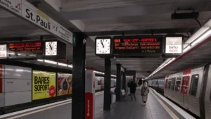 anzeigetafeln-mit-analoger-uhr-an-der-u-bahn-station-st-pauli-die-bisherigen-anzeigen-haben-ausgedie.webp