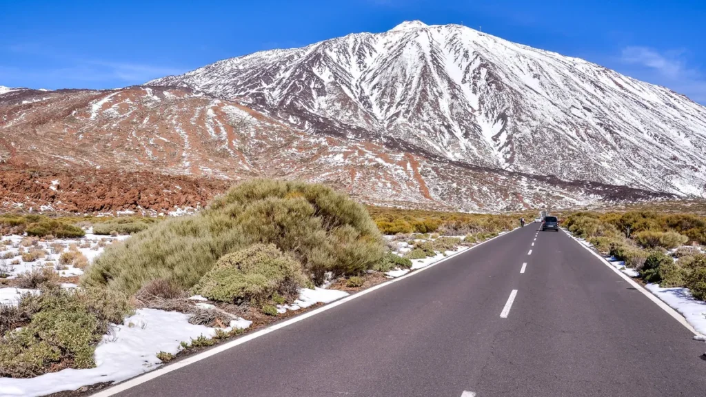 auf-dem-vulkan-teide-auf-teneriffa-mit-3715-metern-hoehe-spaniens-hoechster-gipfel-liegt-schnee-auch.webp