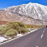 auf-dem-vulkan-teide-auf-teneriffa-mit-3715-metern-hoehe-spaniens-hoechster-gipfel-liegt-schnee-auch.webp