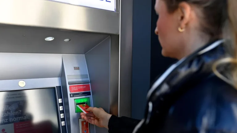 bankkarte-eingezogen-schon-kleine-fehler-am-automaten-koennen-dazu-fuehren-dass-die-karte-verschwind.webp