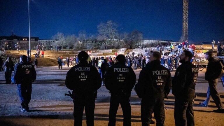 berlin-polizisten-stehen-im-goerlitzer-park.jpg