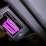 bleibt-besser-frei-von-nutzlosen-steckern-die-obd2-schnittstelle-befindet-sich-meist-unterhalb-des-l.webp